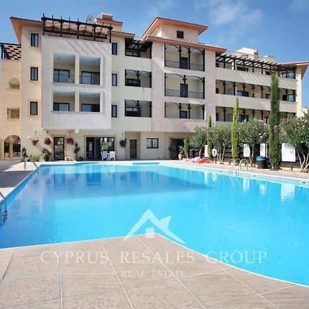 Pool Side 2 Bedroom Queens Gardens Complex Пафос Екстериор снимка