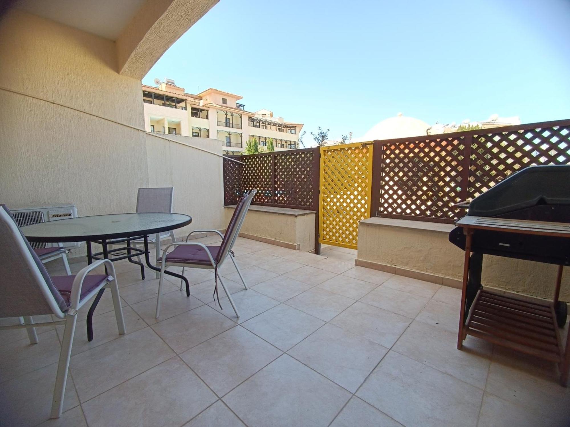 Pool Side 2 Bedroom Queens Gardens Complex Пафос Екстериор снимка