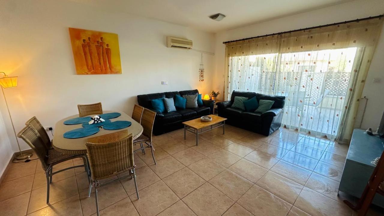Pool Side 2 Bedroom Queens Gardens Complex Пафос Екстериор снимка